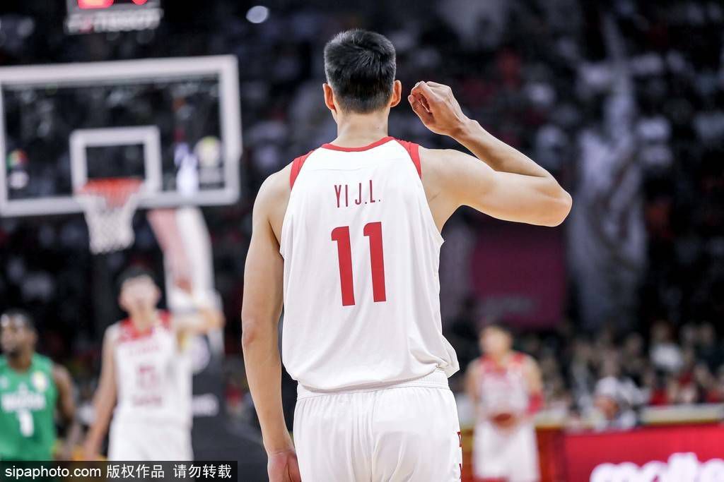 布伦森38分字母32+13尼克斯终结雄鹿7连胜　NBA圣诞大战，尼克斯主场迎战雄鹿，尼克斯目前16胜12负排在东部第6位，雄鹿则是一波7连胜，22胜7负高居东部次席，两队两天前有过交锋，雄鹿轻松取胜。